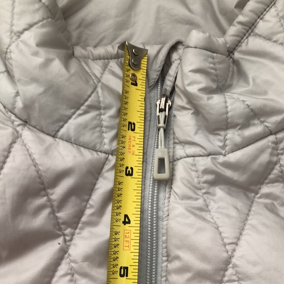 Patagonia vest white/ super light silver color. 🥶😍 Sz M with Primaloft - Picture 10 of 11
